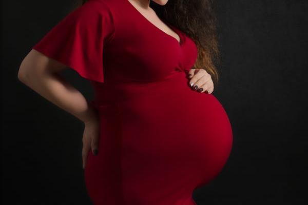 传统代孕:代孕母亲与孩子有血缘关系