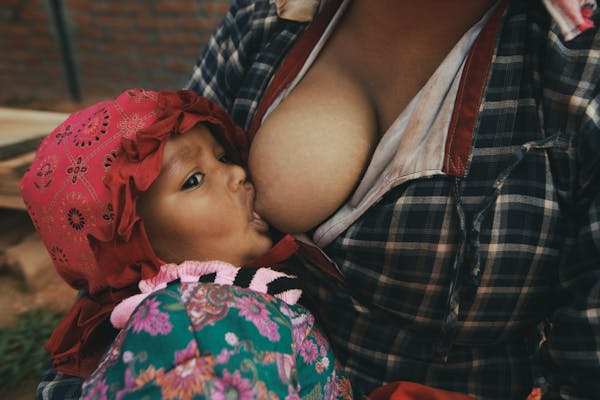 吉尔吉斯代孕宝宝可以喝亲生母乳吗?